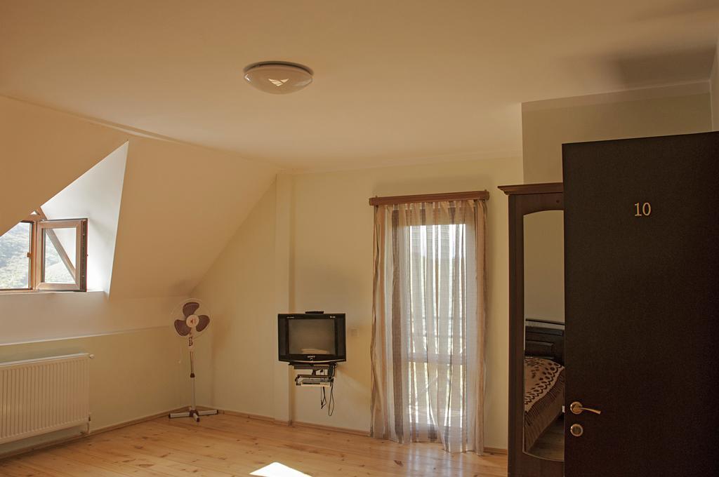 Galavnis Kari Hotel Сигнахи Екстериор снимка